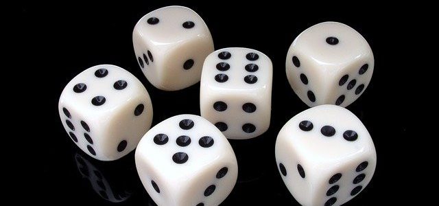 Radioaktiver Zerfall mit Würfeln